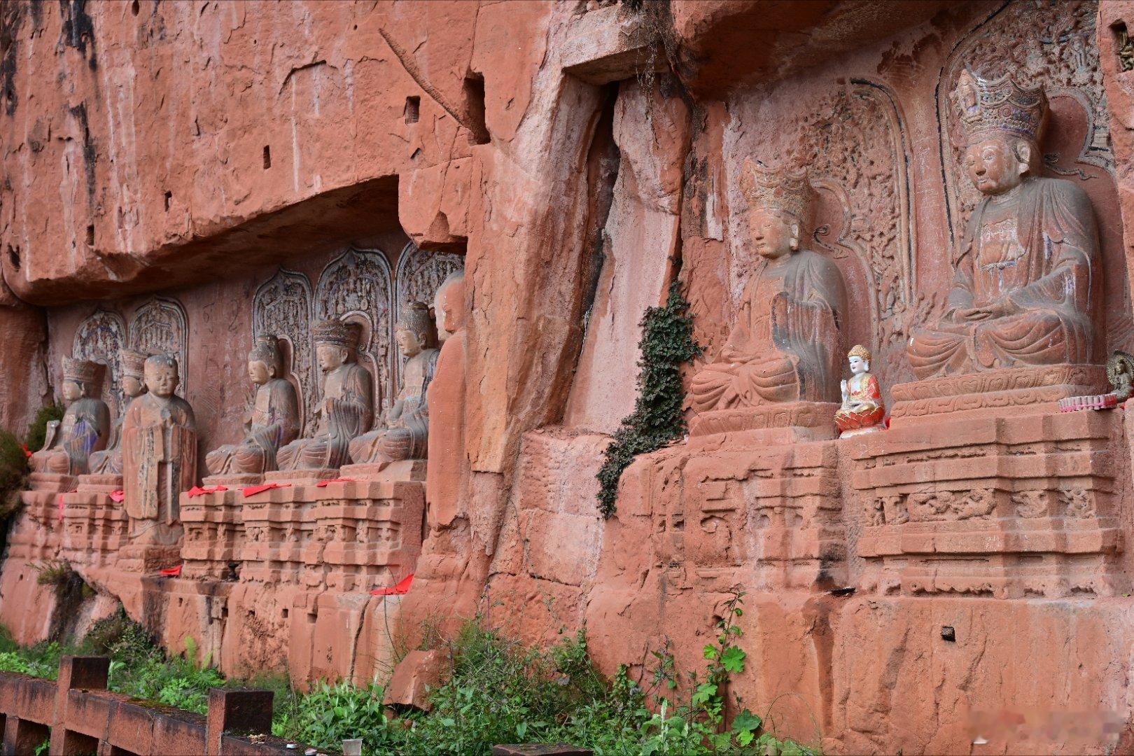 四川宜宾半边寺明代摩崖造像，修建在红岩山接近山顶的位置，需要往上爬1098个极为