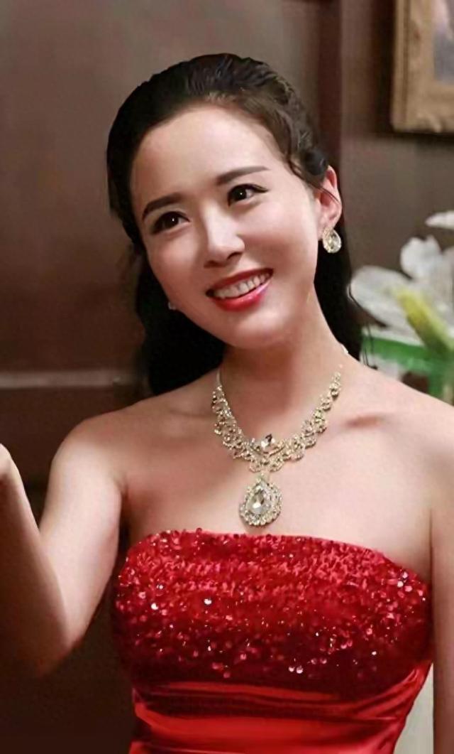 提起颜丹晨，很多人第一反应就是《宝莲灯》里仙气满满的嫦娥。事业上她出道起点很高，
