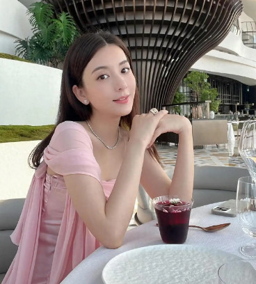 1.黄轩也是一个奖运特别不好的艺人，现在也懒得去争斗，与现任女友在一起挺开心的，