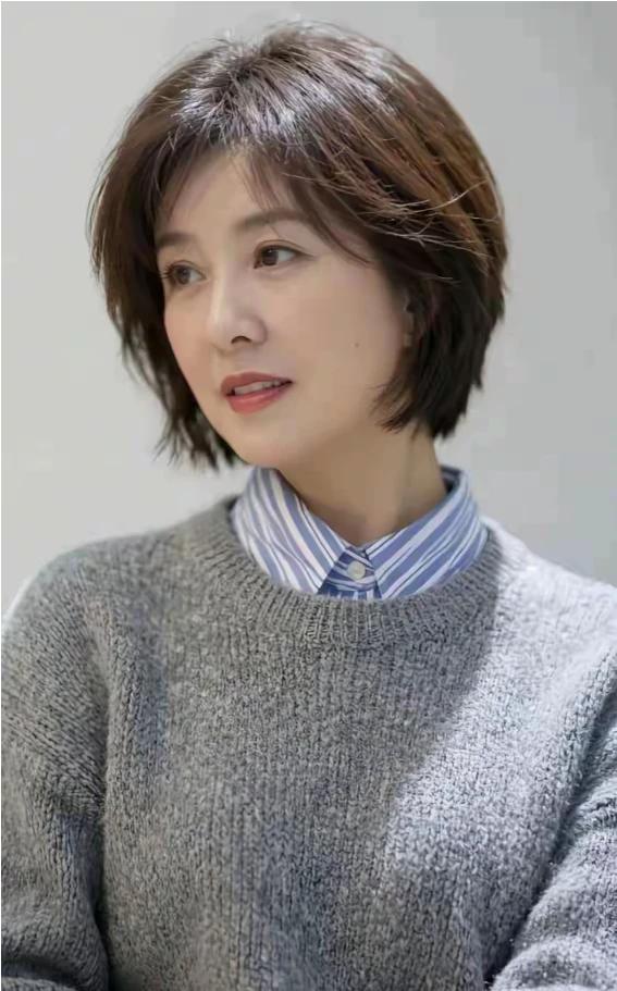 不知道名字不重要，只要知道这个美女特别地漂亮就足够了，颜值不亚于顶流明星！年轻时