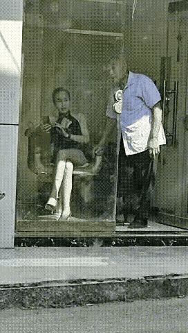 大爷这么大年纪了还这么玩的花[笑着哭][笑着哭]