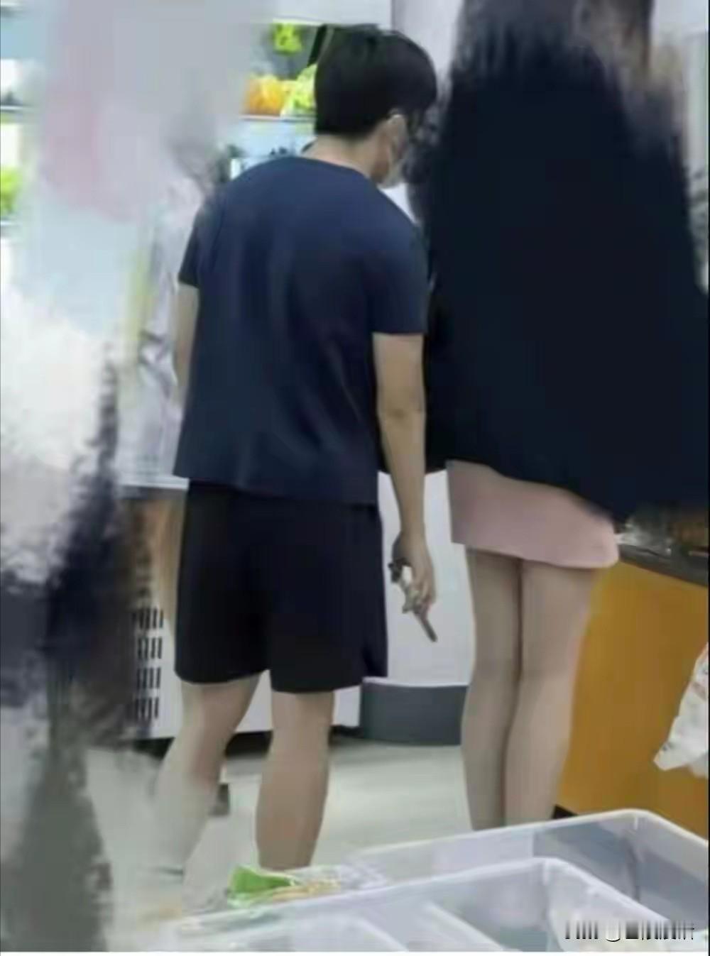 男生“手痒”，用手机拍了几张照片，结果丢了学籍和公职。南京审计大学一男生刚研