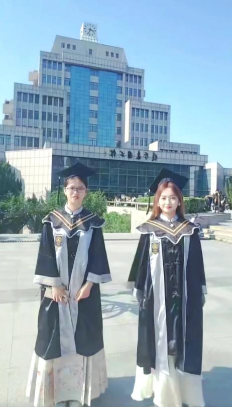 西安交通大学搞了个大事情。他们推出了中国高校第一款学校特制的学士学位服，由199