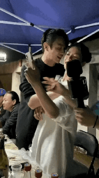 网友真厉害，愣是扒出许凯搂抱女演员的画面！从视频中看，很多人觉得是钟楚曦！看