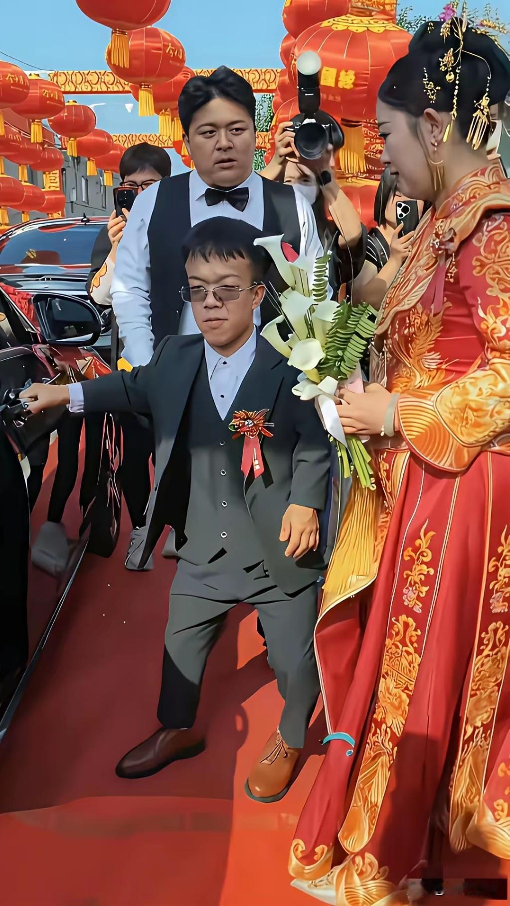 喜结连理日，红妆映笑颜。郎才配女貌，情投意又合。互敬与互爱，困难夫妻扛。芝