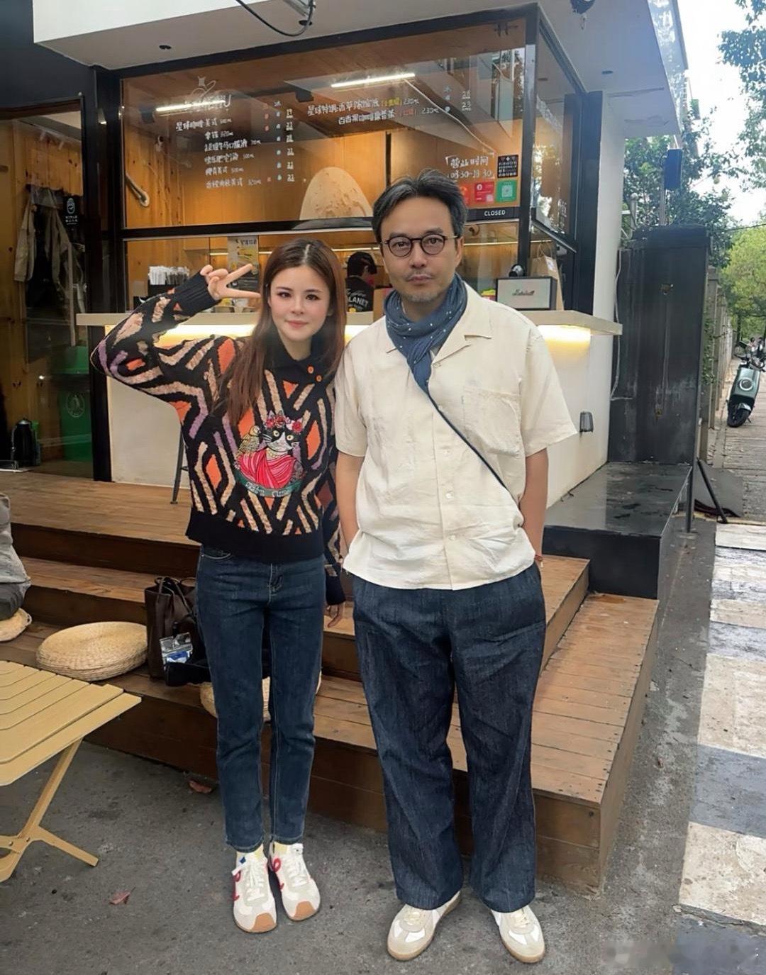 汪涵现身湖南长沙街头，他的头发和胡须苍白，外表沧桑了不少，但穿衣打扮依然绅士有型