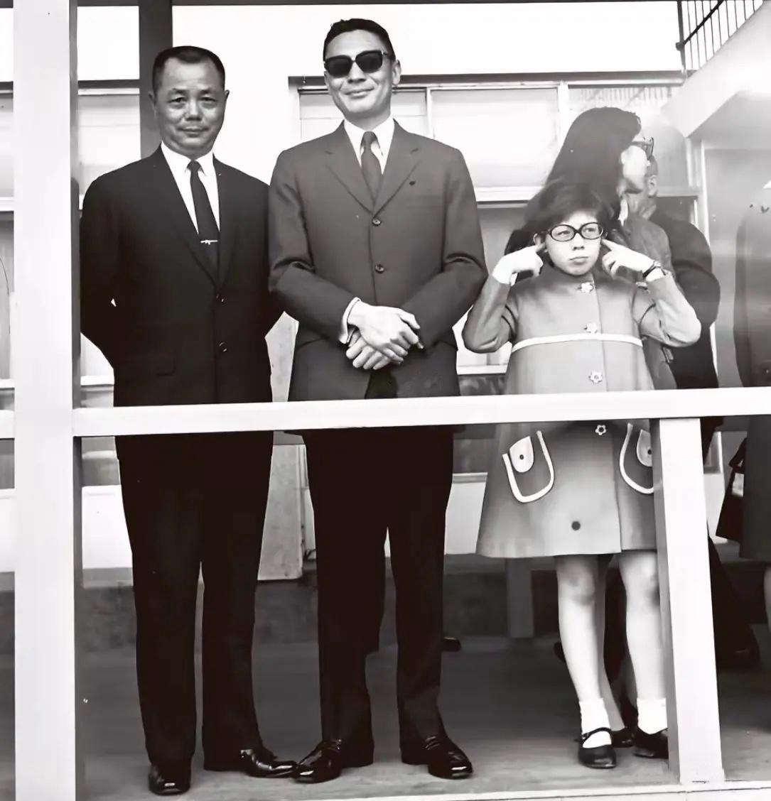 1970年4月，蒋孝文带着女儿蒋友梅到机场为父亲蒋经国送行时的一幕，当时蒋经国即