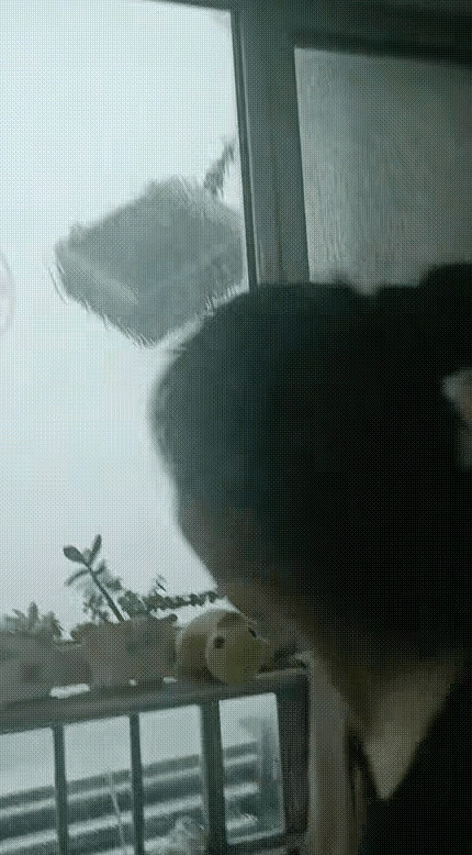 济南暴雨惊魂！25楼空调外挂机险坠落，责任谁来担？
