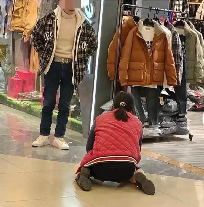 前两天，湖北孝感地下商场里，一对夫妻的闹剧闹得人心酸。冬日里头，女子裹着那件旧旧