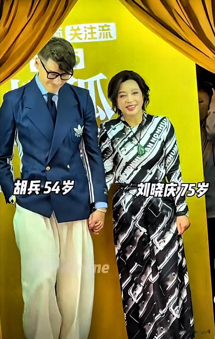 没错，刘晓庆用自己的行动，实实在在地给所有人上了一课——关于年龄，我们过去的看法