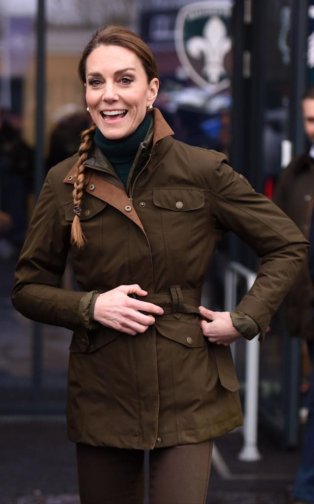 罕见麻花辫凯特在英国峰区国家公园[大笑]话说多年以来，凯特给小夏编过不少辫子，