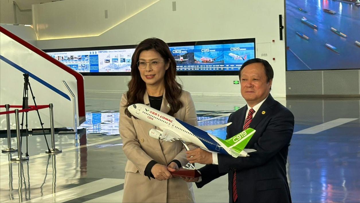 告别上海，郑丽文飞往北京，竟在万米高空邂逅一段特别的“云端奇缘”！ 4月9日