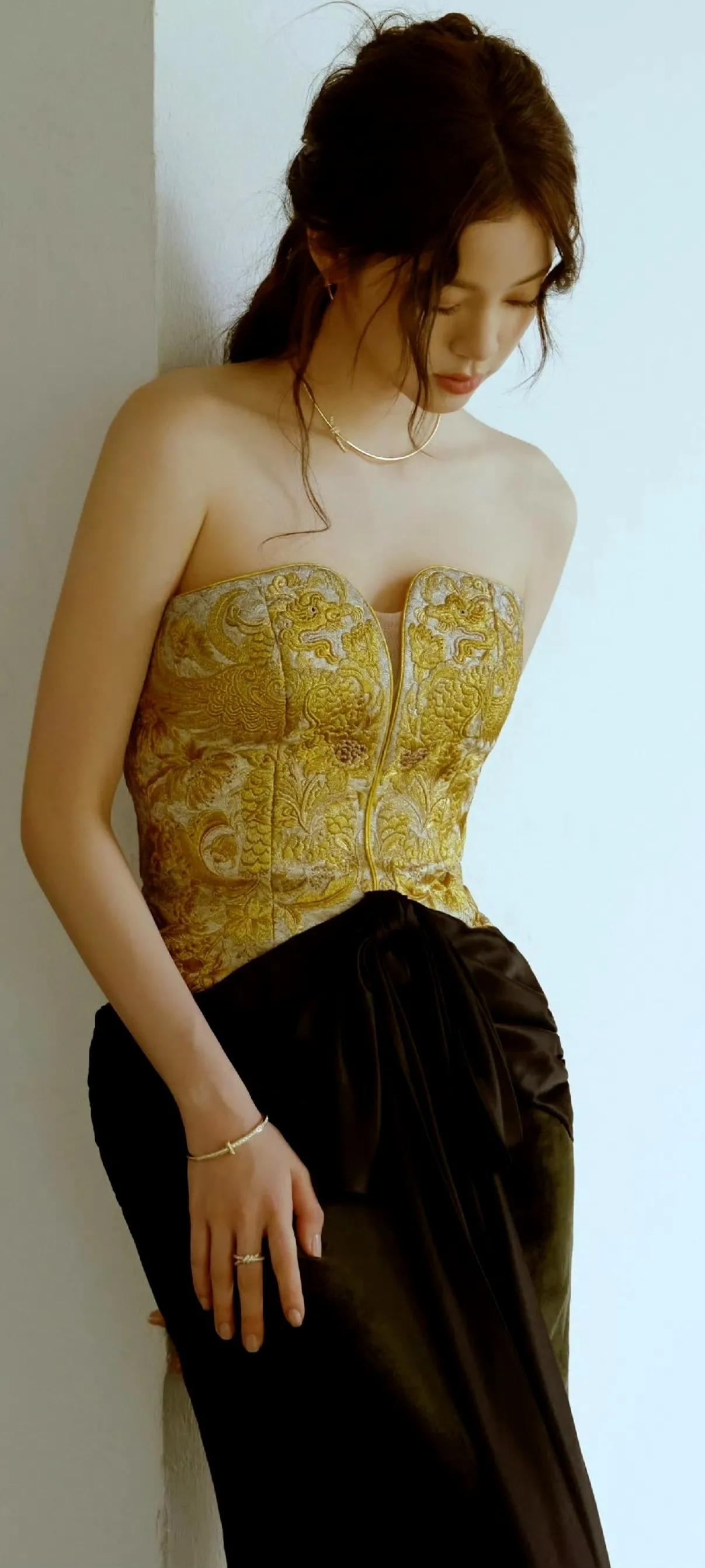 欧阳娜娜：优雅复古风，金色刺绣礼服，尽显高贵气质！👗✨
