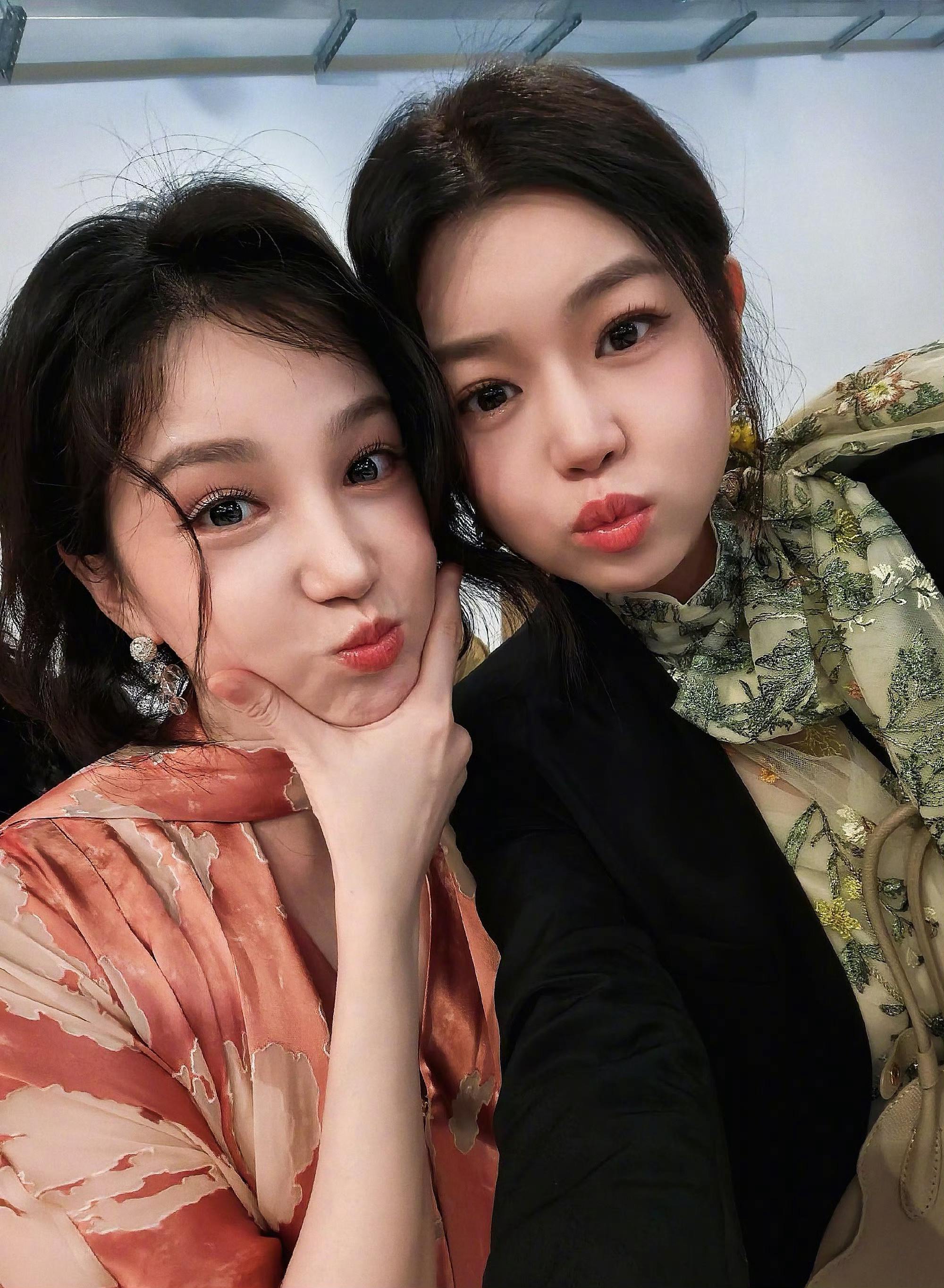 陈妍希喝陈小纭最新合照，陈小纭眼睛看起来怪怪的，不太自然....