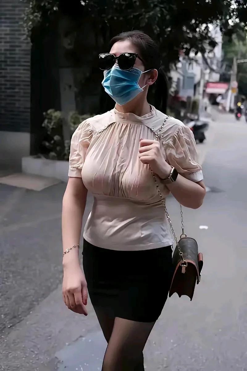 堂姐在一家健身公司当瑜伽老师，今年已经35岁了依然单身一人！追求她的真不少，但是