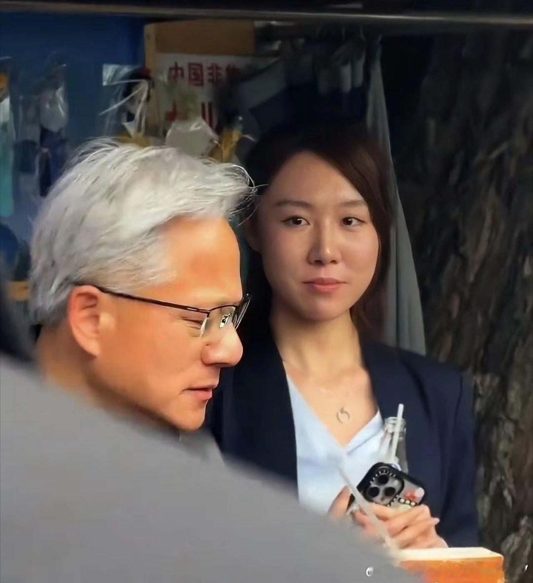 特朗普来的时候一群人走的时候一个人。马斯克去上海找他妈了，库克逛街去了，黄仁勋