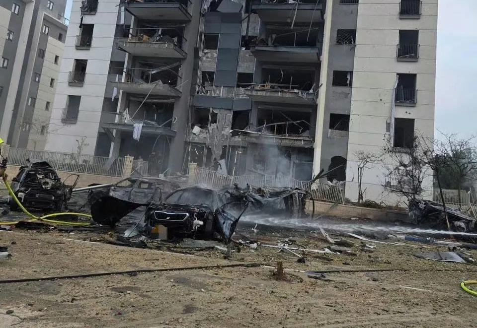 美国领事官邸被炸，是美国在德黑兰炸死哈梅内伊的第二十一天。没有联合国授权，没有安