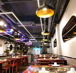 新疆乌鲁木齐新市区一家火锅店生意不太好，店主辞退了两个员工后员工一直不愿意离开，