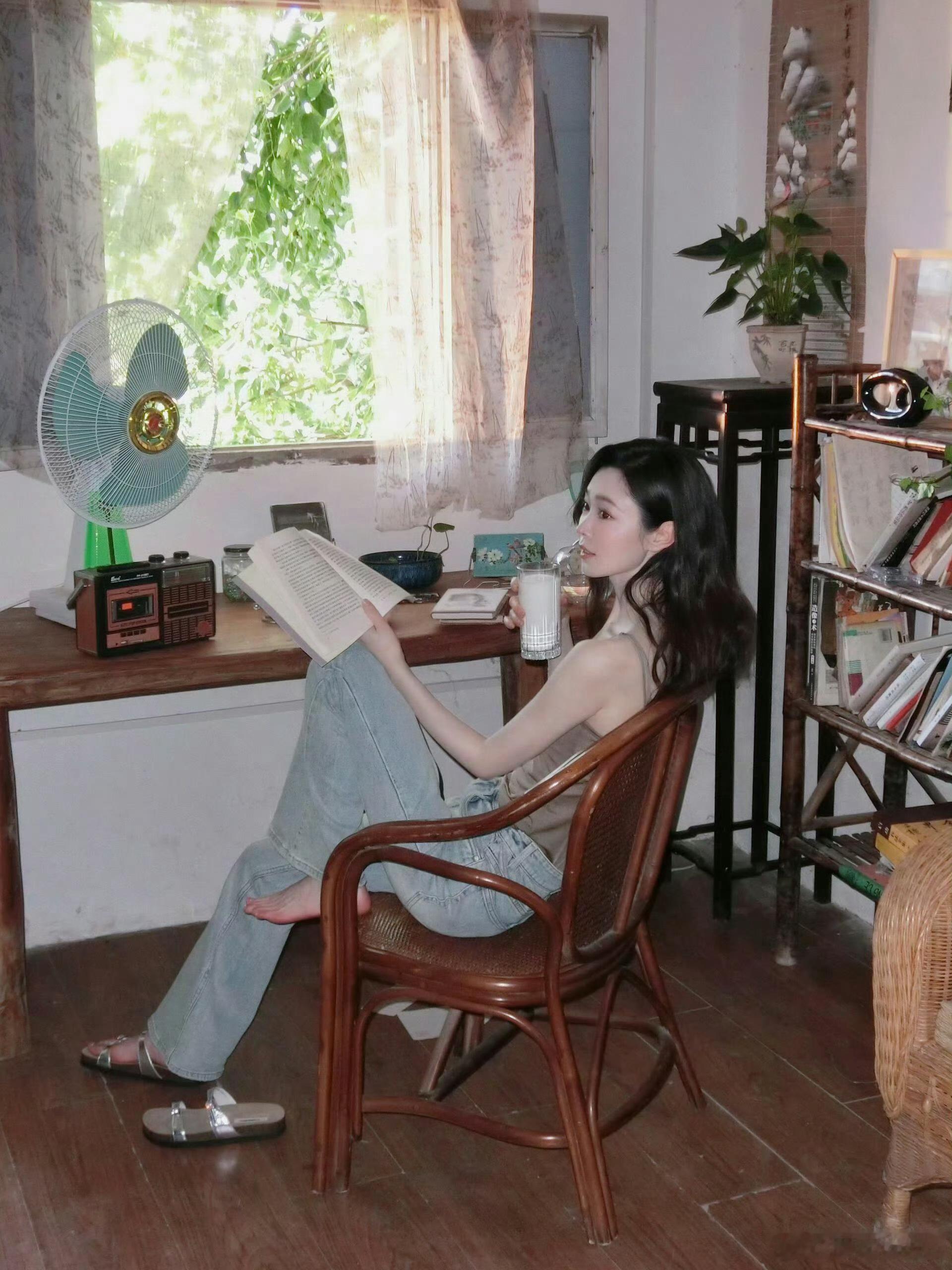 宋轶圈内人缘大美女谁不爱，而且范若若这个角色太圈粉了，年纪轻轻就有自己的养老剧