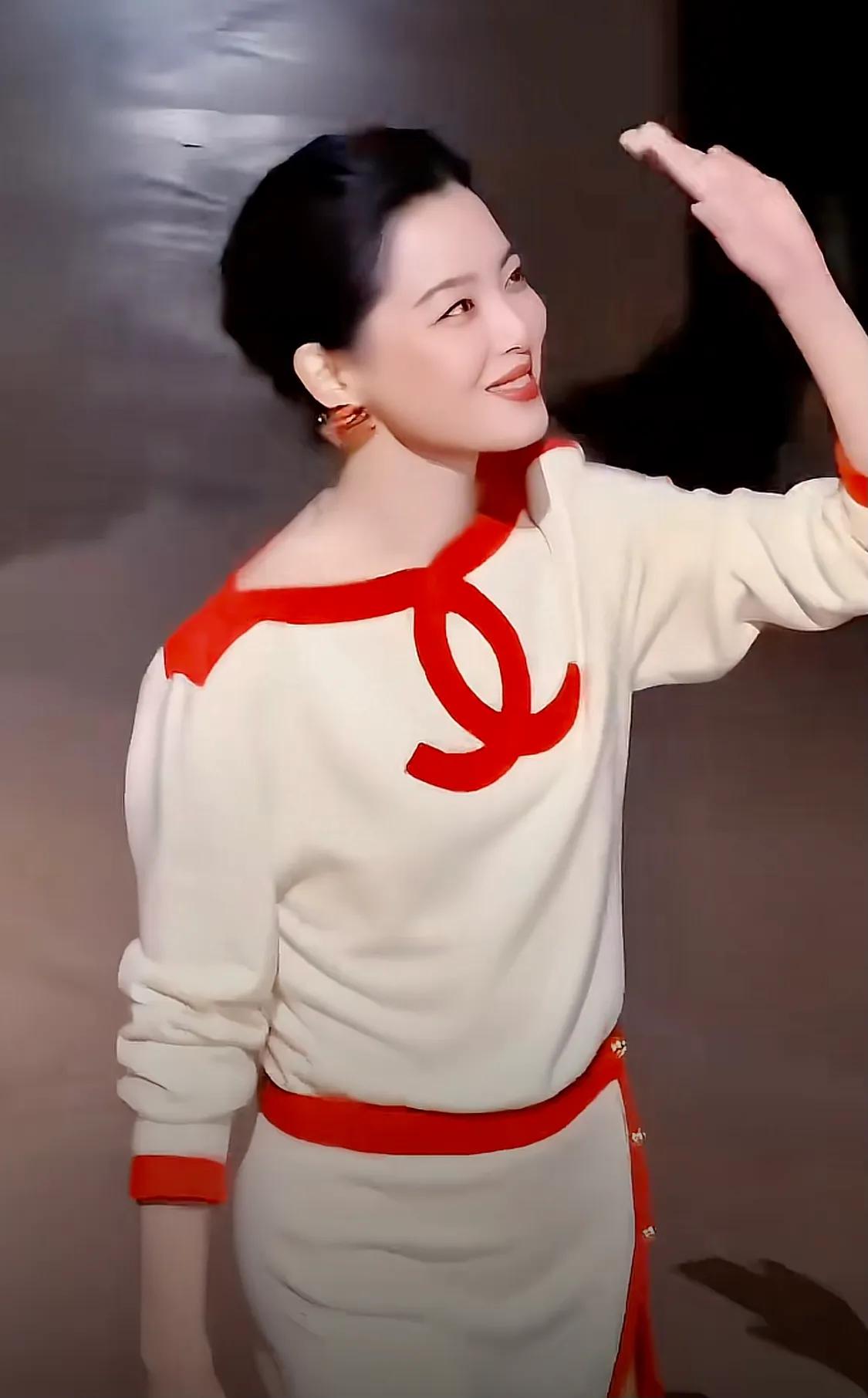 辛芷蕾这套衣服太好看了，衣品比孙俪强多了。衣服漂亮，配色独特，辛芷蕾穿得也优雅