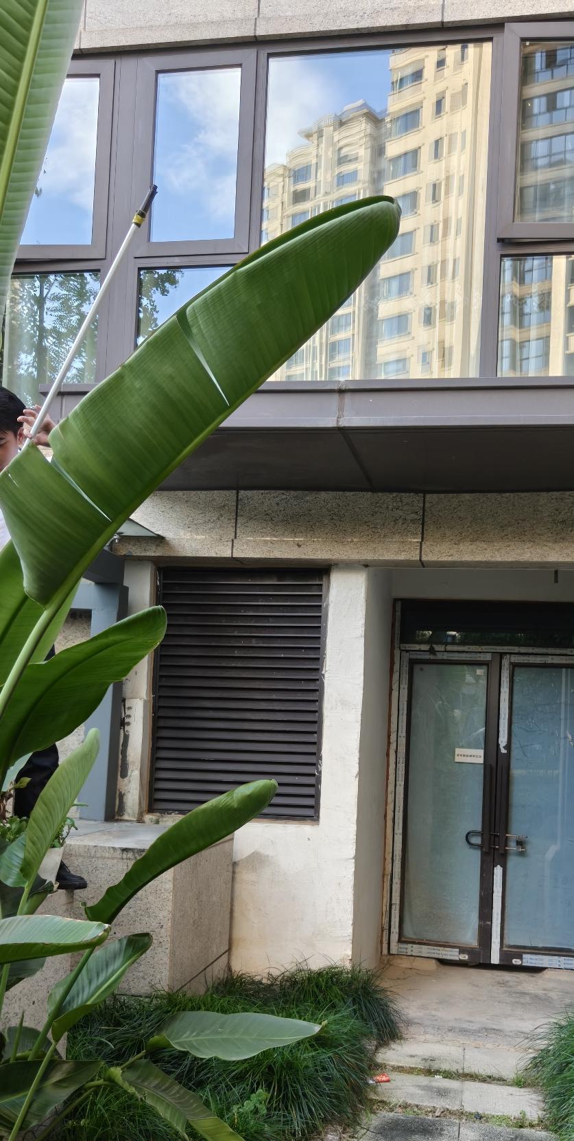 晾在阳台外的衣服被风吹落，挂在了二楼房檐上。无奈之下，我只好向物业求助。物业安排