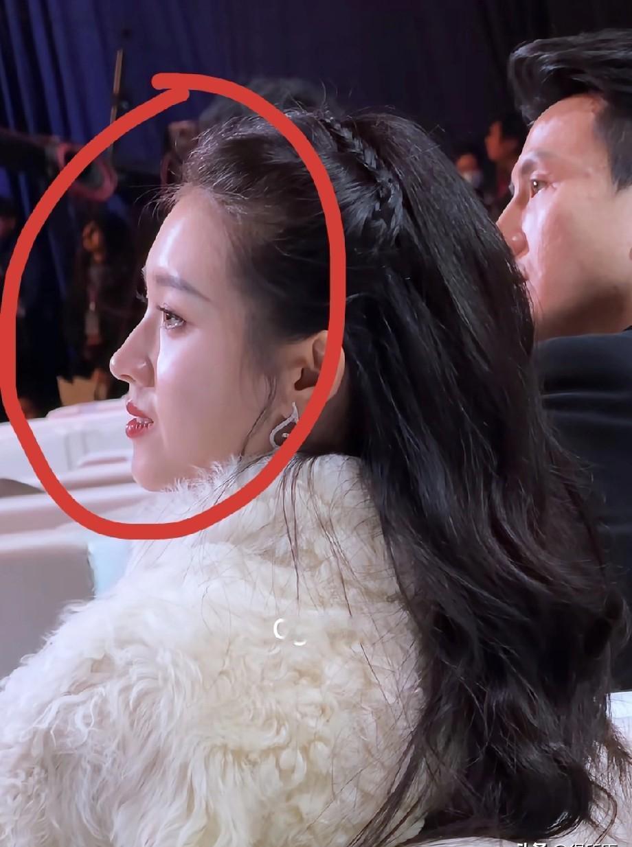 别的明星在红毯算镜头秒数，她在台下算前辈说了几句干货。刘佩琦刚说完认可短剧演员