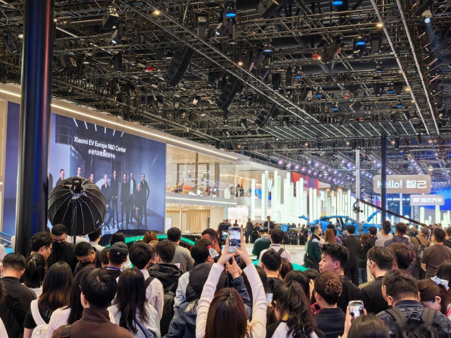 北京车展，雷总带来了很多新消息，小米新一代SU7已经锁单60000台，交付了2