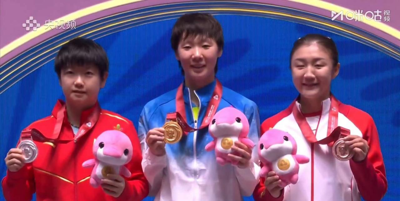 全运会乒乓球女单颁奖典礼，孙颖莎、王曼昱、陈梦三人再度同框。如今随着陈梦退出世