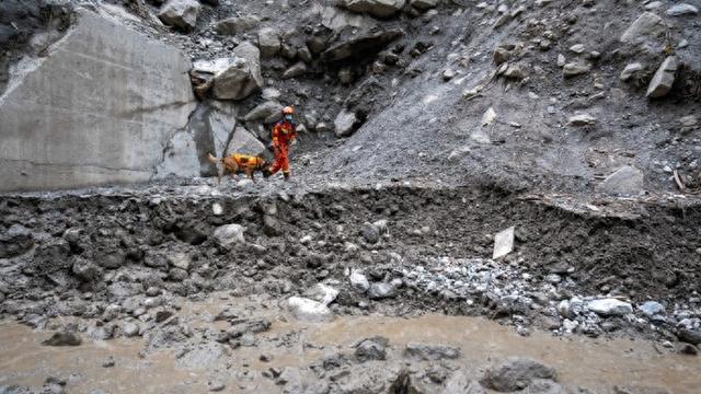 吉隆道路抢通现场, 大雨带来的水流将两台挖掘机冲进河, 所幸上面没有人