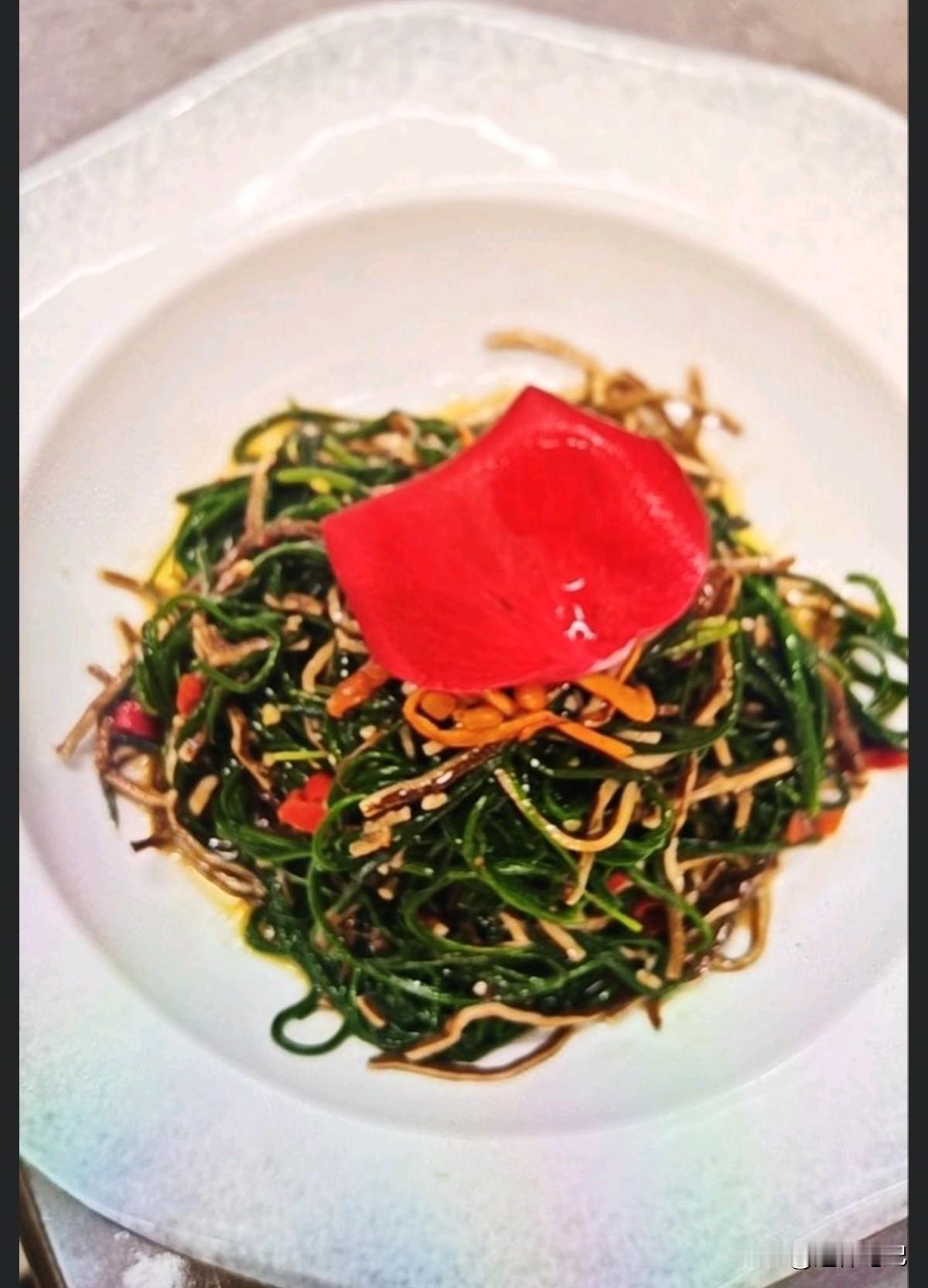 这是我的家乡。我的家乡有很多特色的美食，而这道美食大家有没有吃过呢？其实味道还是