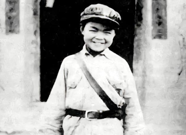 贺老总的外甥，7岁参加红军，29岁被授予中校军衔，他叫向轩，有着22的军龄，却是