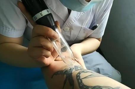 “有纹身的统统退学！”2021年湖南一名15岁女学生，刚进校就被老师看到手臂上有