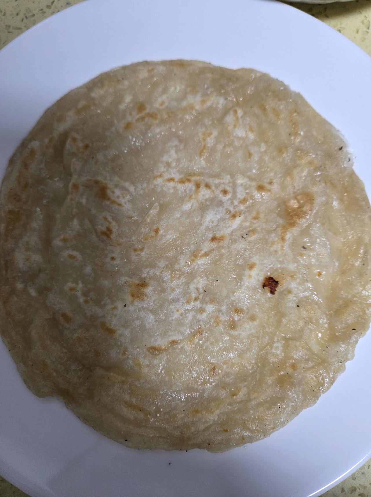 家里有个上学娃，早餐都吃啥啊？今天早上煎了个手抓饼，再加一块鸡柳，一个煎蛋，