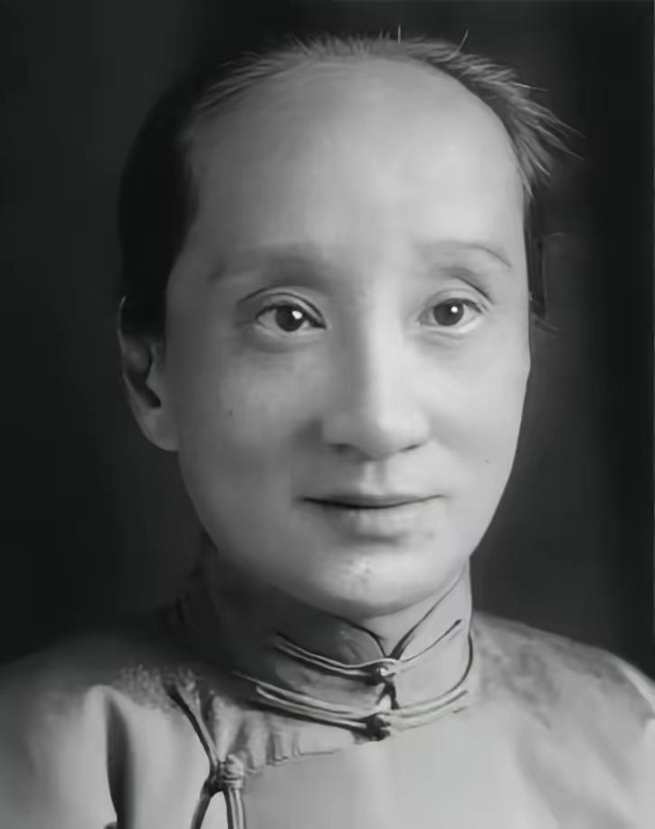 1909年，朱安偷偷摸进鲁迅的房间，从后面一把抱住了他，对着鲁迅的耳朵央求道：“