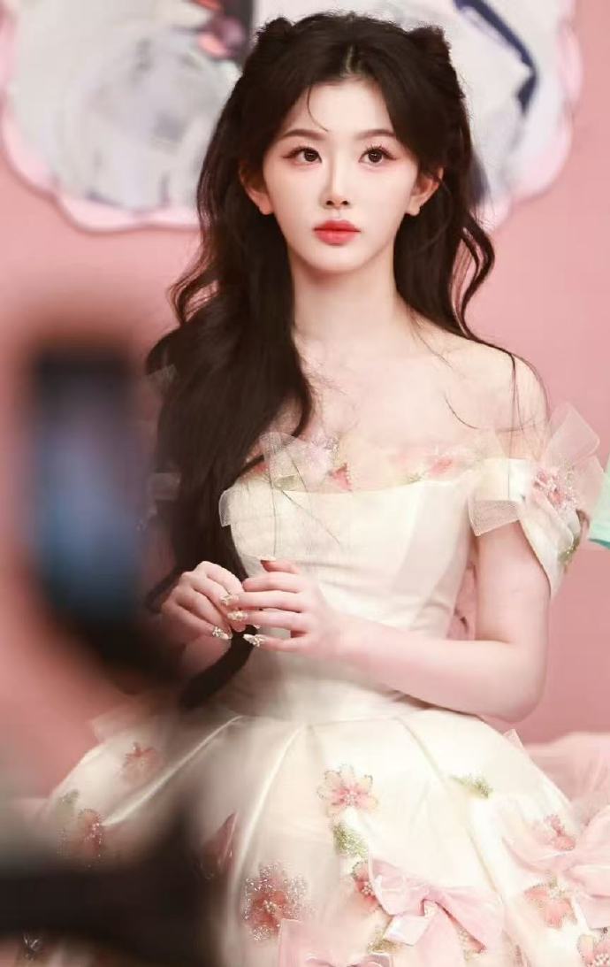 孔雪儿这是把蝴蝶结元素玩到极致了啊！粉色公主裙配蝴蝶结，甜美中带着一丝不羁。跳“