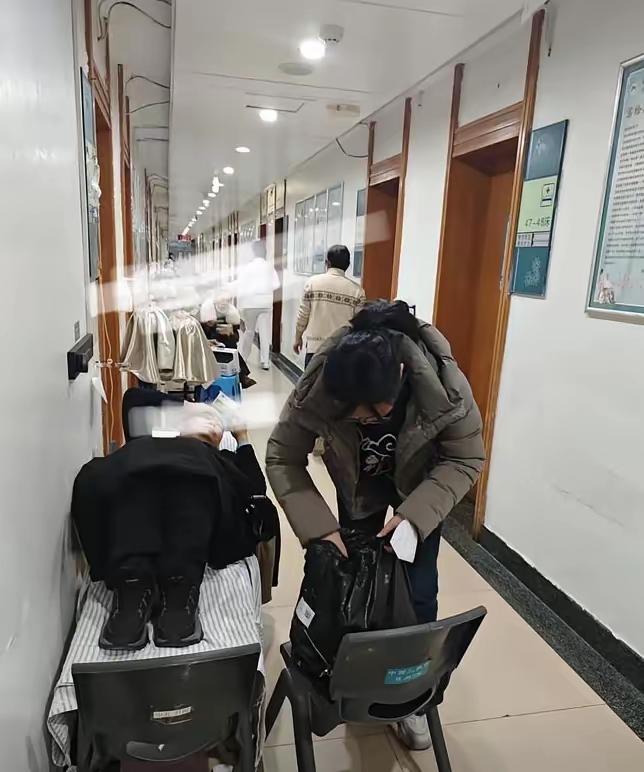 郑州肺癌父亲病房怒摔排骨大虾，当众辱骂48岁贴身孝女“心毒”，病友忍无可忍痛斥揭