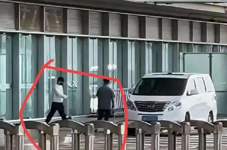 莎莎平安到达北京了，她独自走的vip，连行李都没拿，可能都由队友带回体育总
