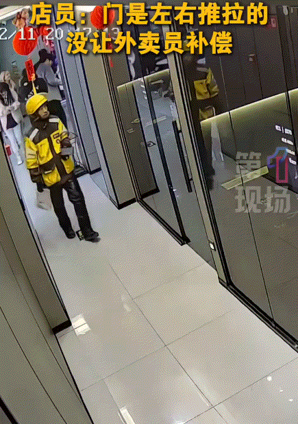河南商丘，一外卖小哥给一家店铺送餐，可小哥刚来到店铺门前伸手拉门时，瞬间整个门都