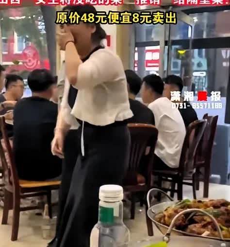 几名大学生在山西太原聚餐时，点了很多菜，结果剩下两个菜没吃完。她们俩人选择把剩下