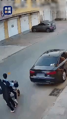 “火到央视新闻了”黑龙江哈尔滨，几个小孩骑电动车，不小心剐蹭了车主的车子，几人商