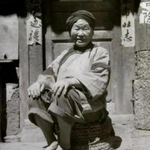 1943年，一个女乞丐正要出城，日军怀疑她是地下党，竟让她当众脱下衣服，这时，女