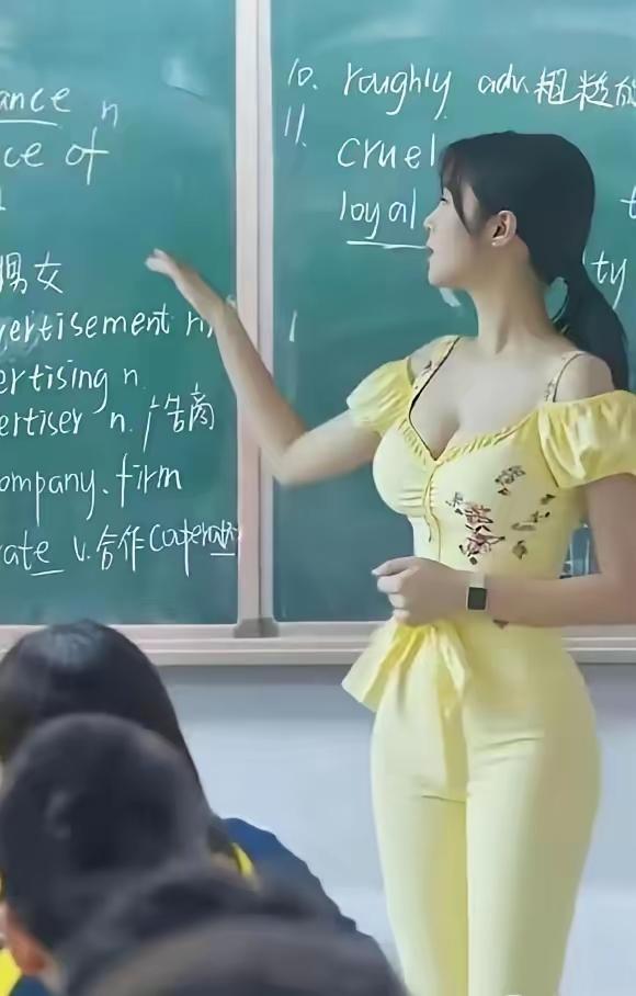 别看黑板上有板书，但这个老师一定不是个老师。