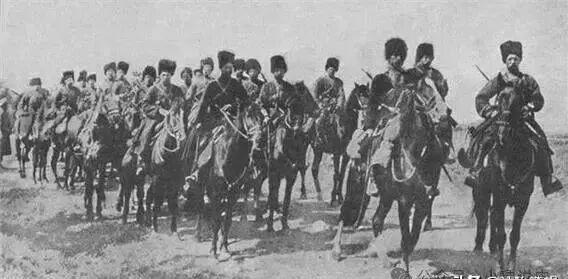 1900年7月，沙俄趁大清无力北顾，众列强都在合力攻打大清京师的时候，突