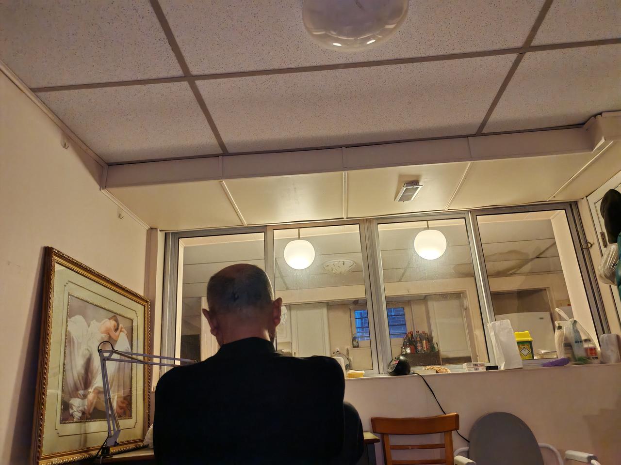 昨晚8点多钟，我们老两口就上床休息了！老伴儿刚刚眯了一小觉他就起来了。我以为他起