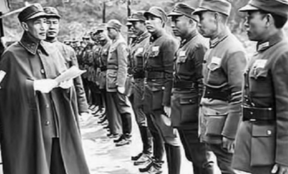 1949年，蒋介石带着60万大军败退台湾，他们大多数都是未结婚的年轻人。蒋介