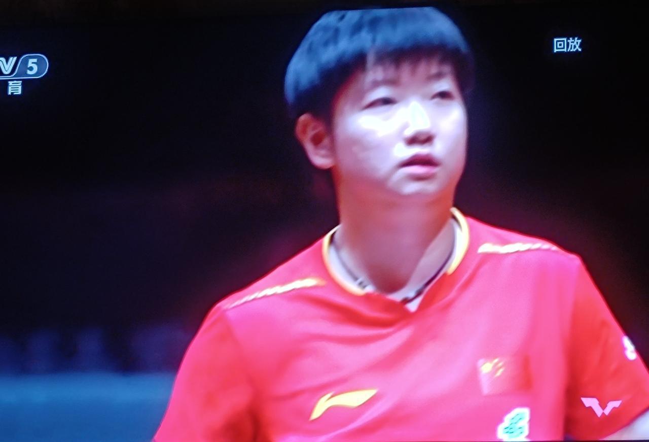 那个退赛的，才是真正的职业高手。昨晚的比赛都看了吧？她第四局脚踝“嘎嘣”一声