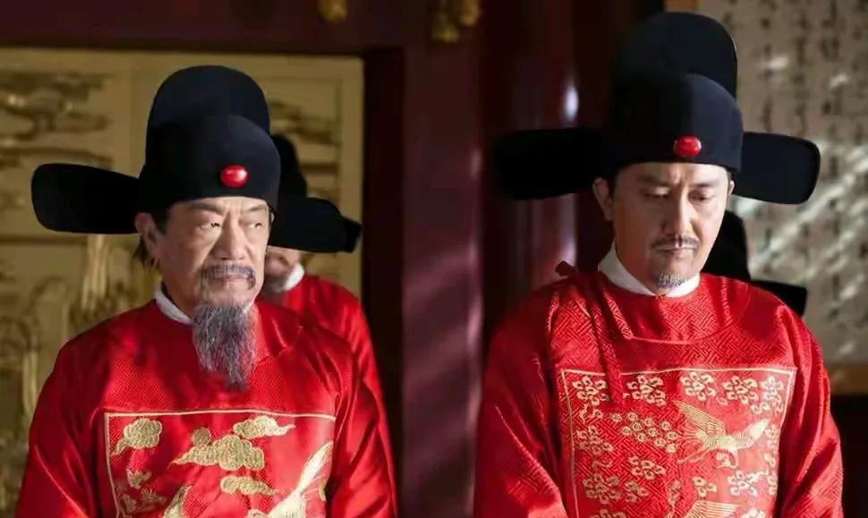 朱元璋杀功臣是多方面因素导致的。他出身贫民，打天下时与兄弟们平起平坐，得天下后兄