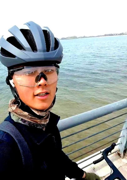 儿子去做暑假工有一个多星期了，今天下班回来笑咪咪对我说：妈妈今天店里老板给我谈话