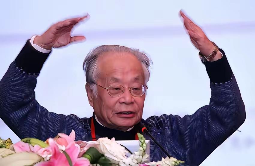 这句话非常贴切：我们的很多像何祚庥这样专家学者，其实就是庙里的和尚，但是他不老老