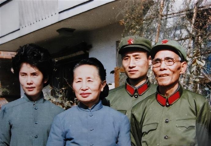 1987年韦杰病逝，妻子主动将他名下豪车交还成都军区，军区很为难的回答道：这个档